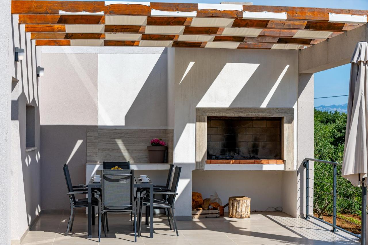 Villa Dasi s grijanim bazenom - Bed and Breakfast Posedarje