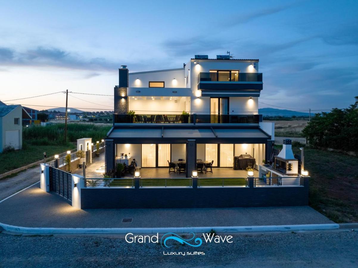 Grand Wave Luxury Suites - Bed and Breakfast Néa Flogitá
