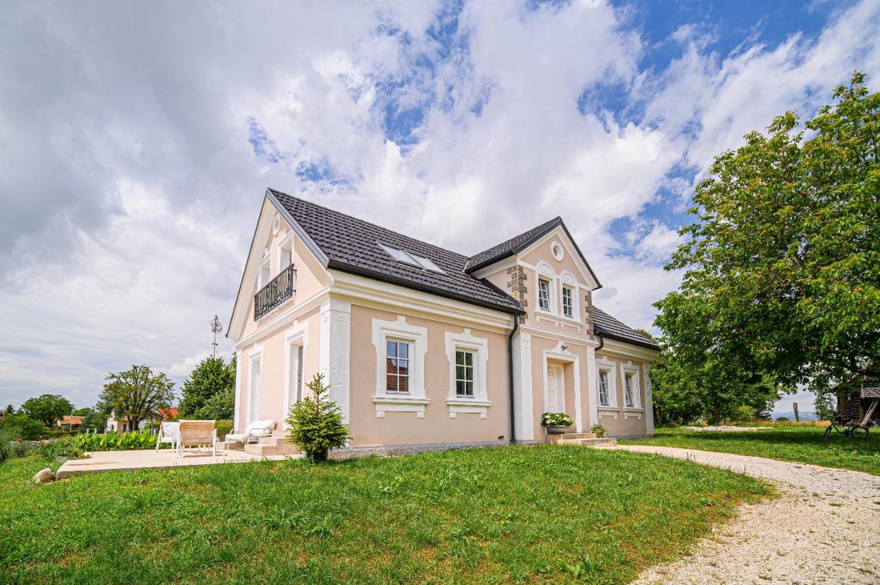 Holiday Home Evelin with Krka view - B&B Cerklje ob Krki