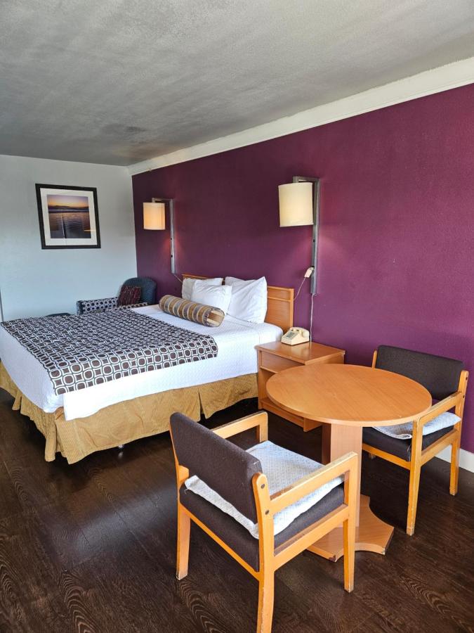 Habitación con cama extragrande.