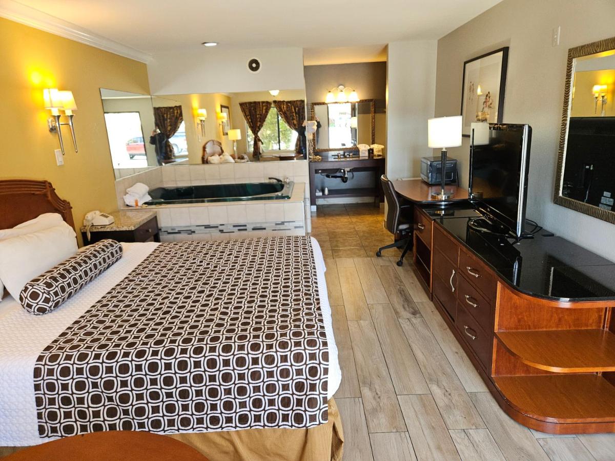 Habitación con cama extragrande y bañera de hidromasaje