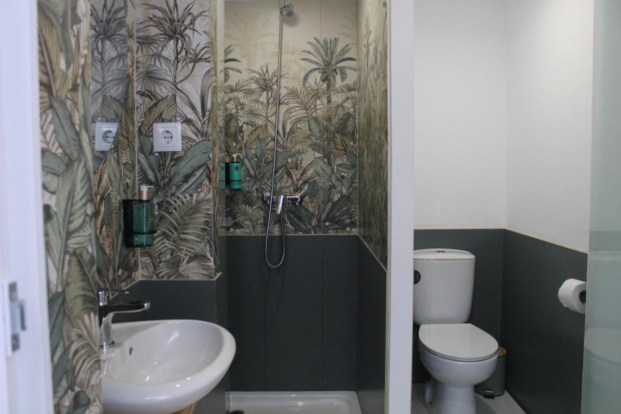 Habitación con cama grande y balcón