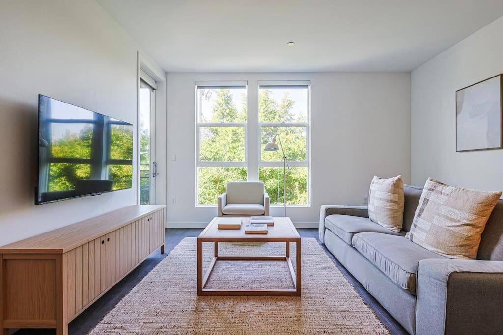 Near Beverly Center Luxury 2BD Apartment - B&B