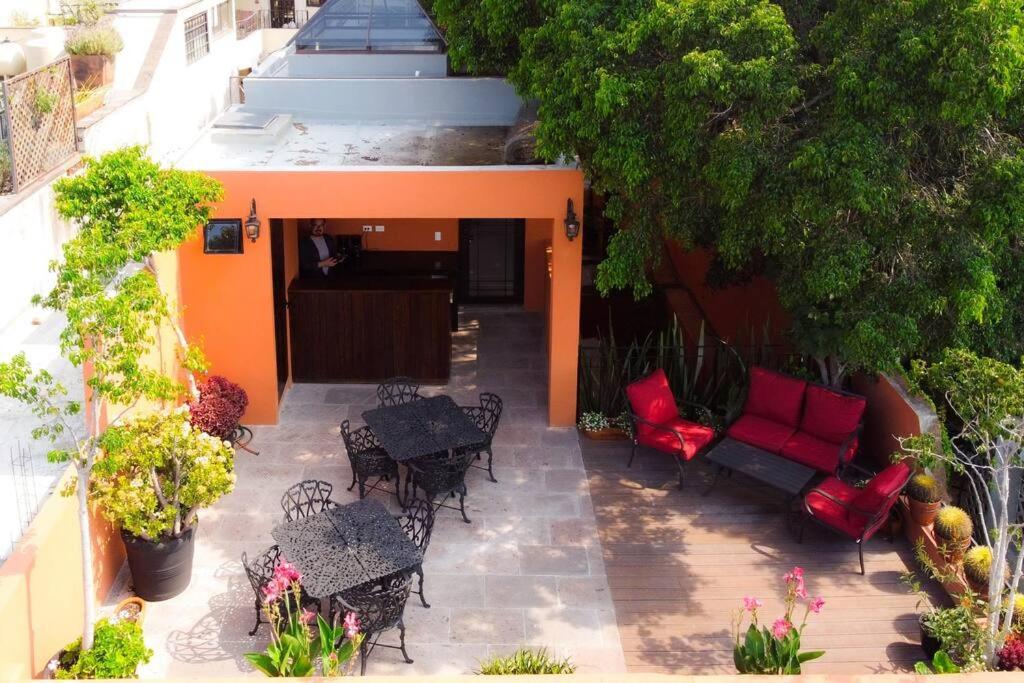 San Cayetano 2 with AC just a block away from the main square - B&B