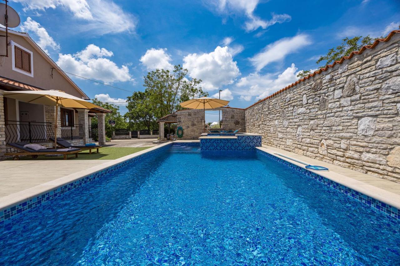 Family retreat House Begonija with pool and BBQ - B&B Burići