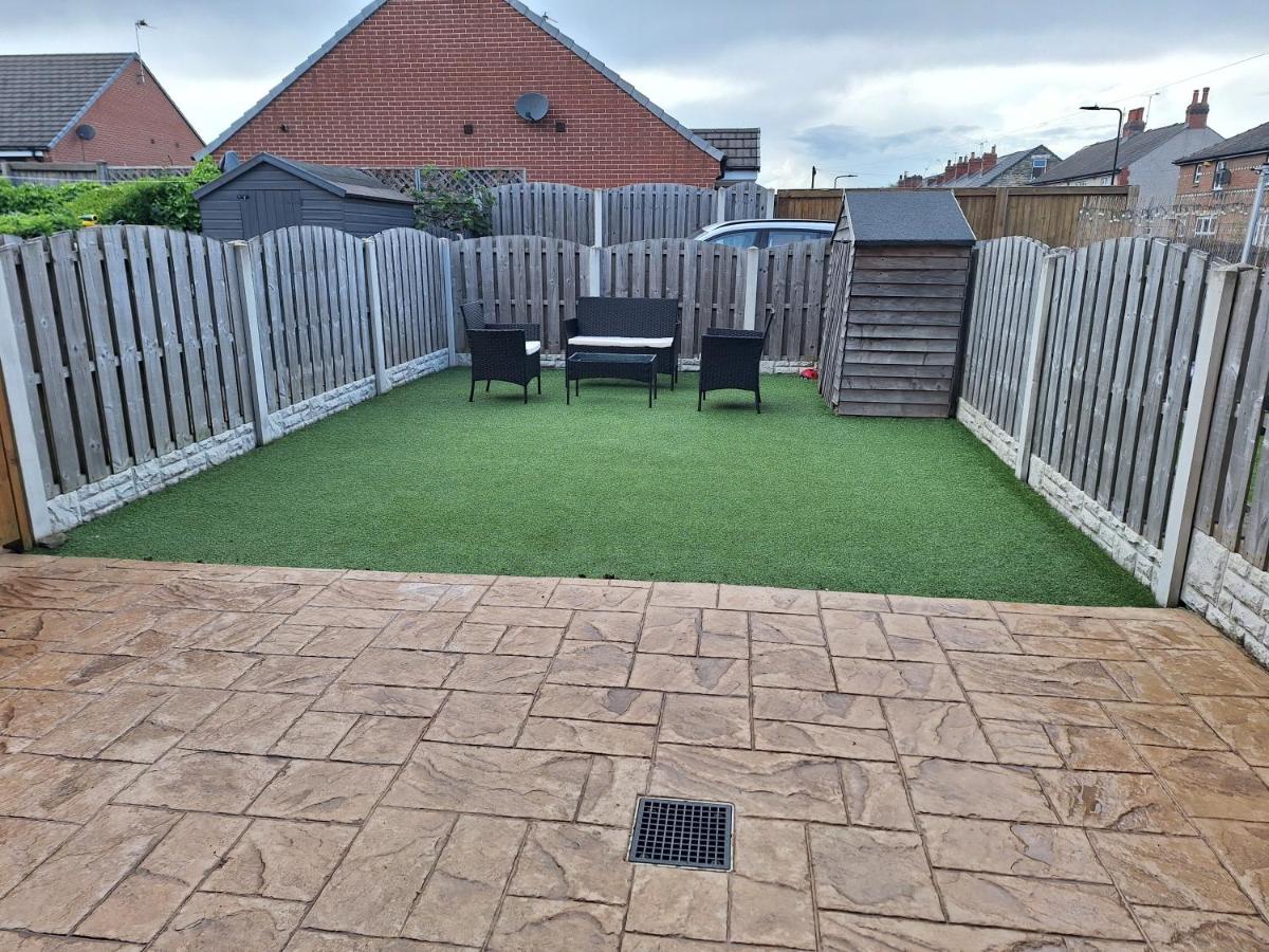 The Lodge - comfortable, stylish, 3 bedroom home with 3-6 beds near Utilita Arena - free parking - B&B Sheffield
