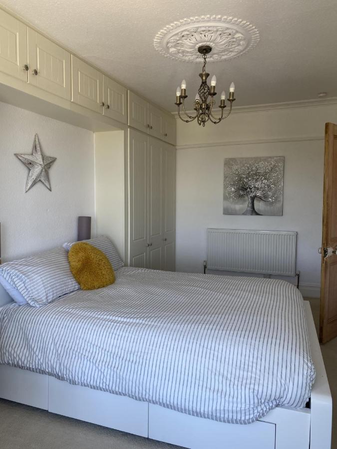 Ocean Terrace, Ilfracombe, 4 bedrooms, Sleeps 8, Stunning Sea Views, Parking, Garden, Pet Friendly - Bed and Breakfast