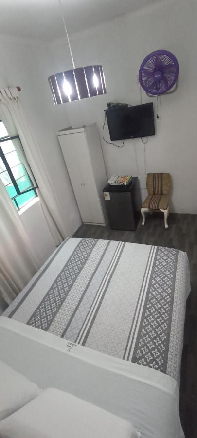 Kamer met Queensize Bed en Gedeelde Badkamer