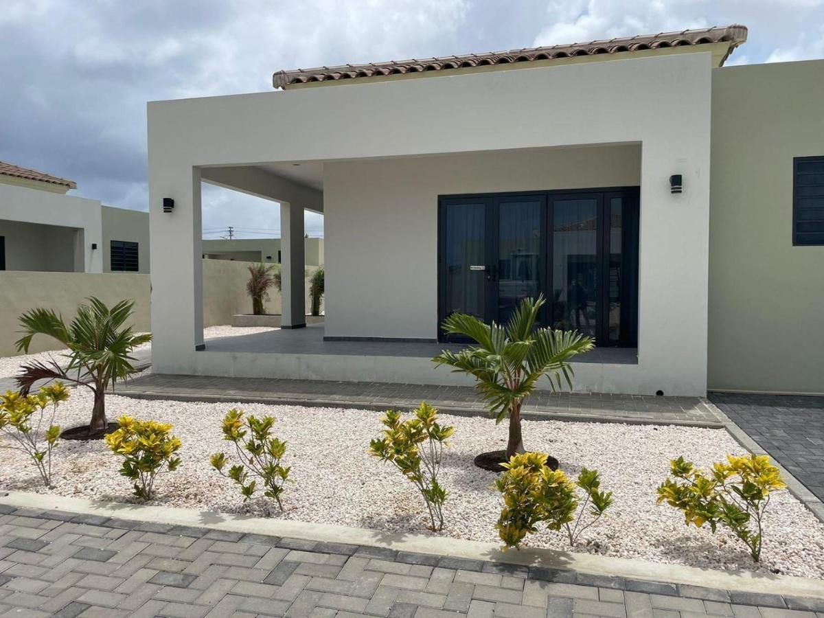 Villa Cuarenta-Y-Tres, Mambo Beach - B&B