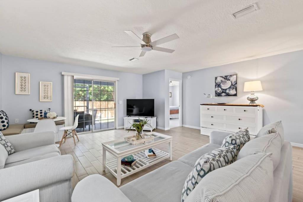 Charming and delightful getaway! Walk to Beach - Ferienwohnung