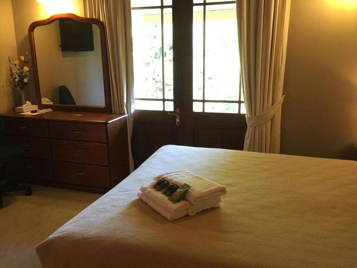 Deluxe One-Bedroom Apartment