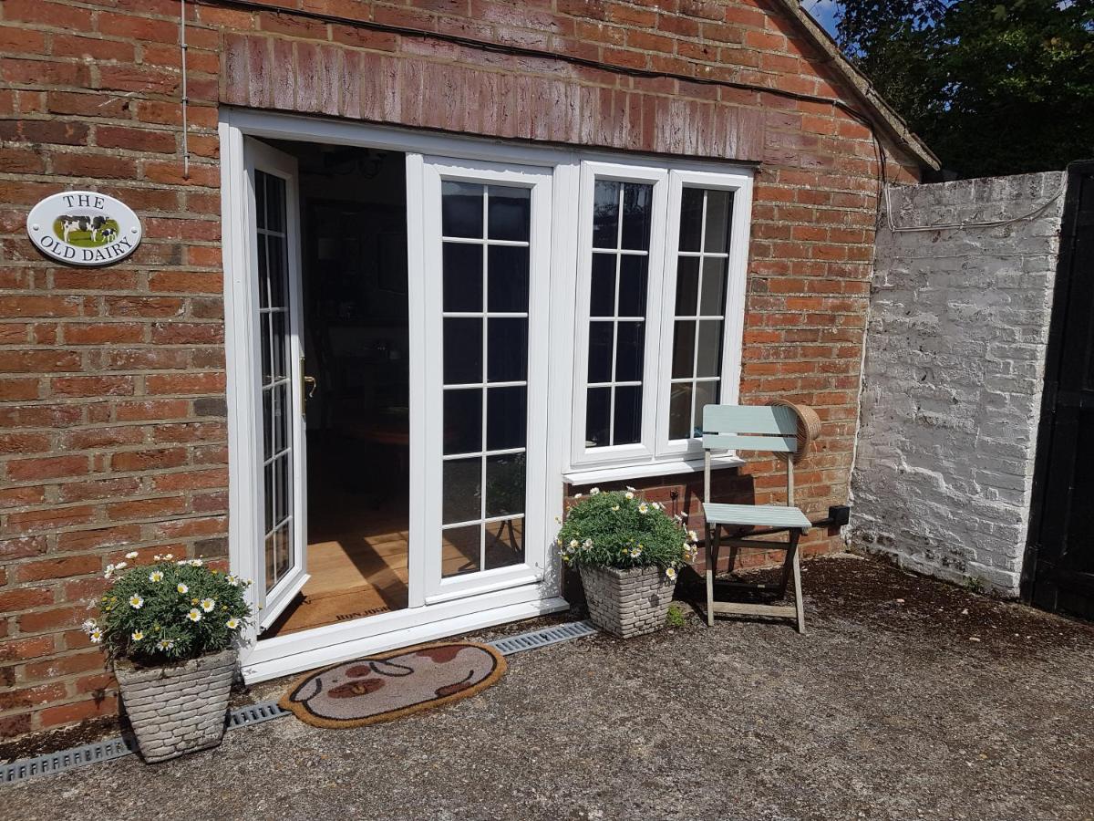 The Old Dairy, comfy 1 bedroom apartment with lounge,bathroom and kitchenette near town, pubs and walks - B&B Ringwood