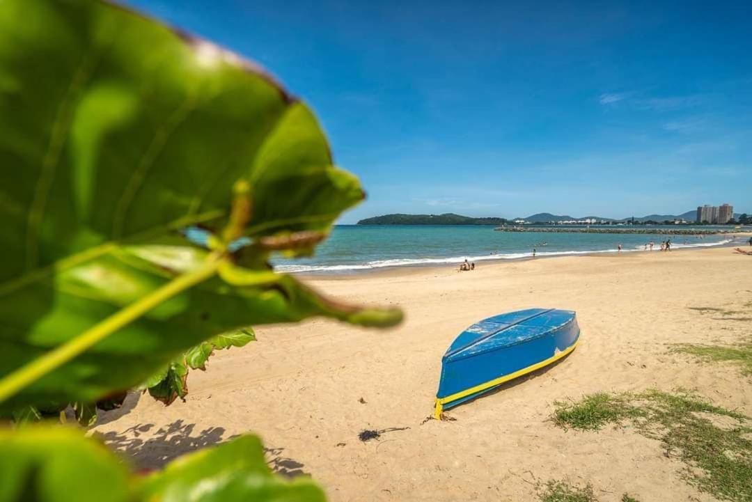 Apto 6º andar, 200m praia, 15min Beto Carrero, 2 quartos, sacada com churrasqueira - B&B Bugres
