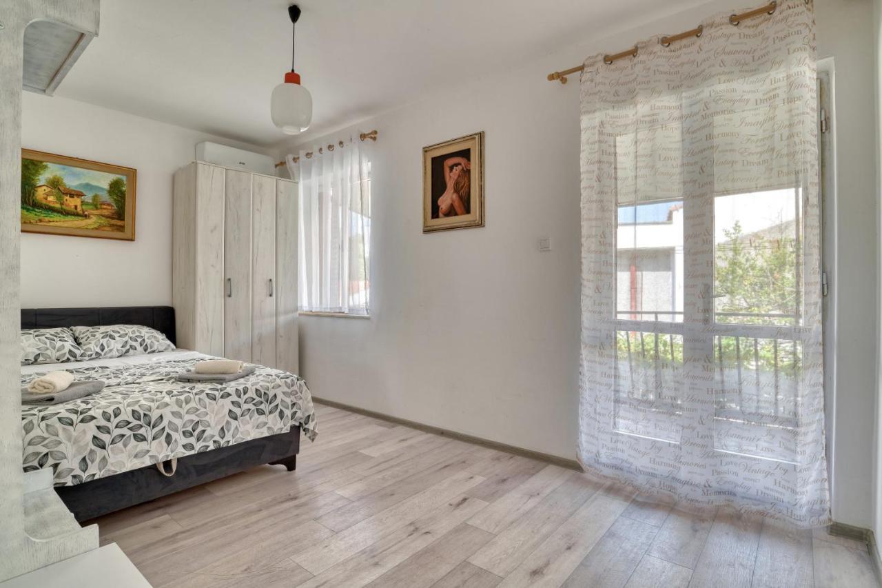 Appartamento con 2 Camere da Letto, Balcone e Terrazza