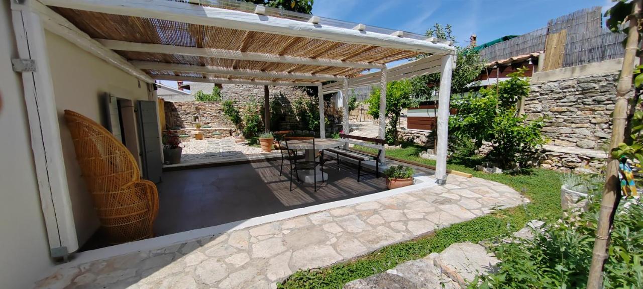 White house - B&B Gallesano
