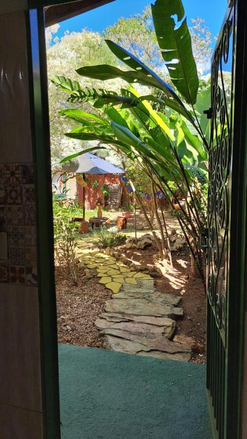 Hospedaria da Cris - Chalé com 2 suites cozinha varanda jardim garagem no centro de Alto Paraiso - Chambres d'hôtes Alto Paraíso de Goiás