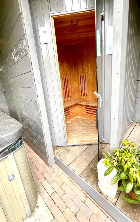 Buddha style family house & jacuzzi & sauna near Amsterdam - B&B Vijfhuizen