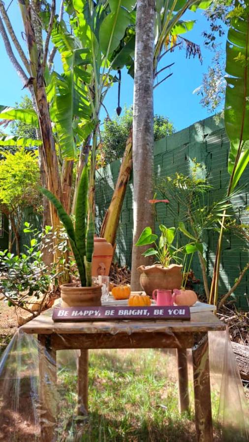 Hospedaria da Cris - Chalé com 2 suites cozinha varanda jardim garagem no centro de Alto Paraiso - B&B Alto Paraíso de Goiás