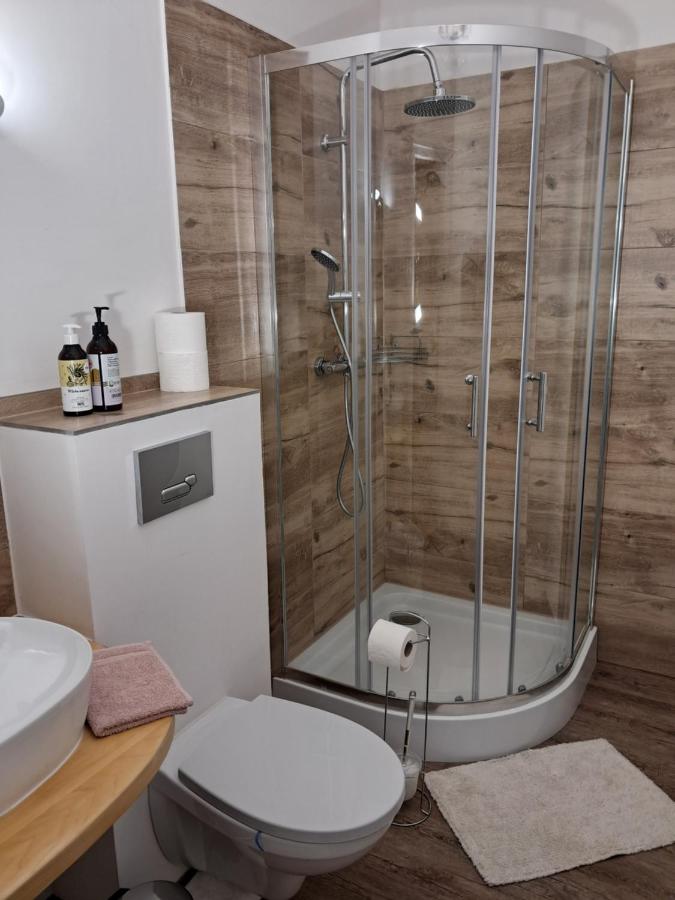 Zweibettzimmer mit Gartenblick