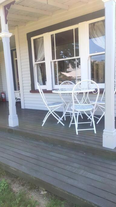 The Oaks- a beautifully appointed 1890s villa - B&B Featherston