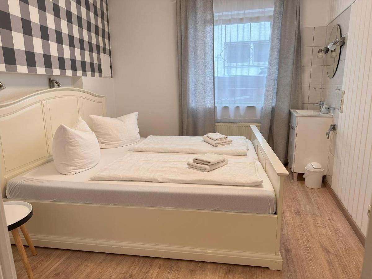 One-Bedroom Apartment with small Bathroom
