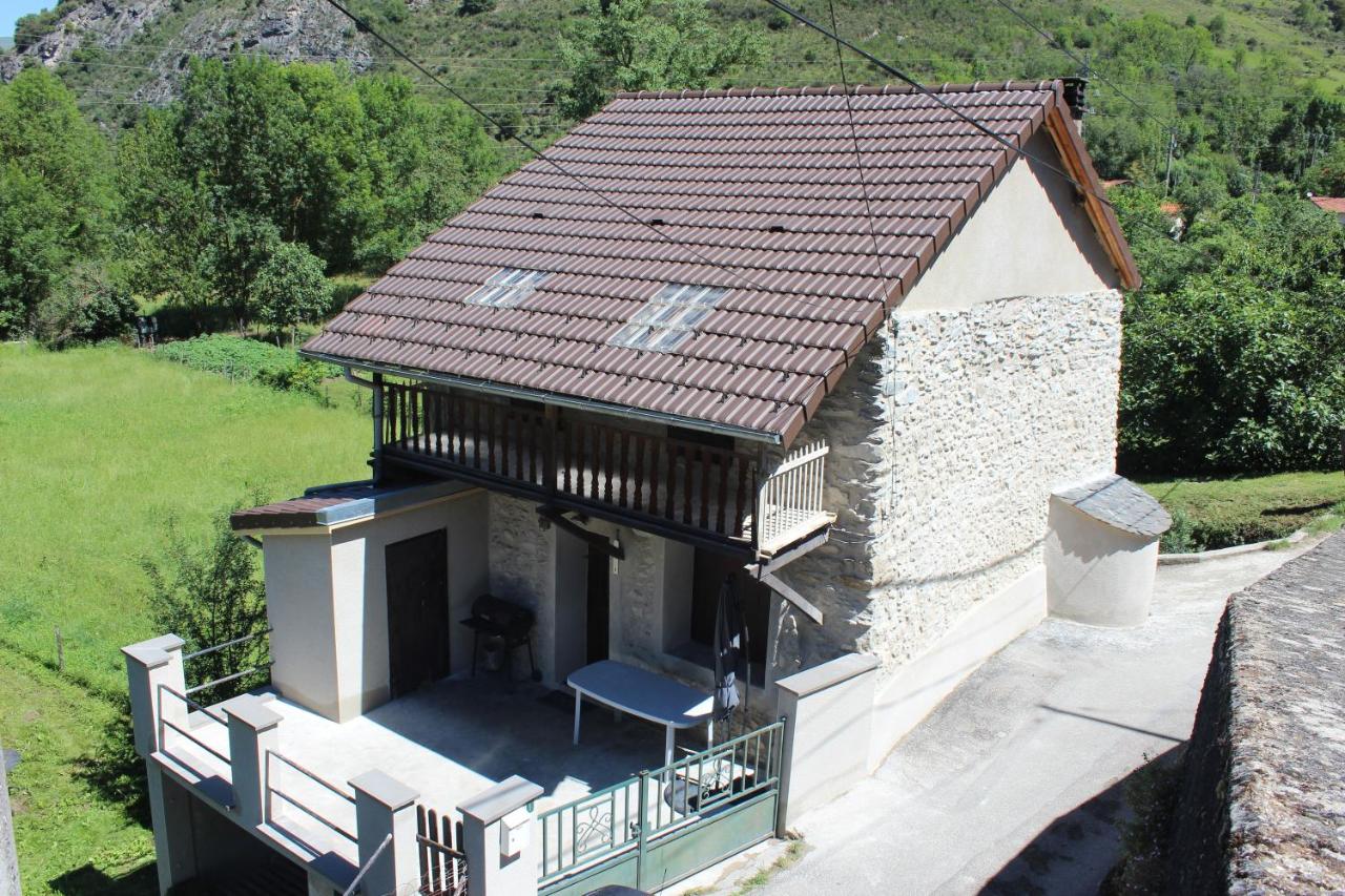Maison de charme calme entourée de montagne - Ferienwohnung
