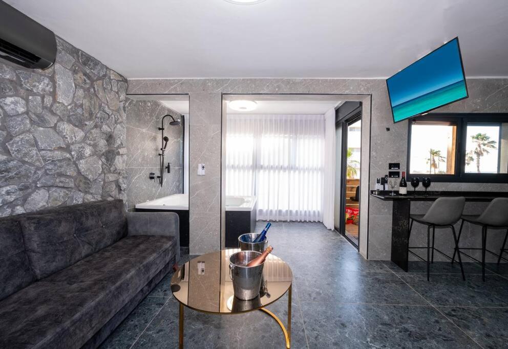 מבנים בים 75-26 Suites at sea - B&B