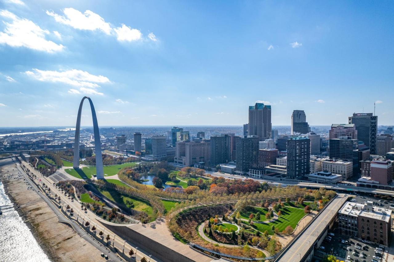 Chic Riverfront Loft - Fitness Center - Walk to Arch, Conventions - Bed and Breakfast Saint Louis
