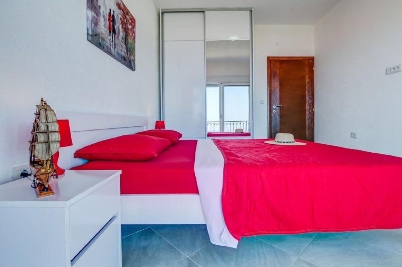 One Bedroom Apartment with Seaview 