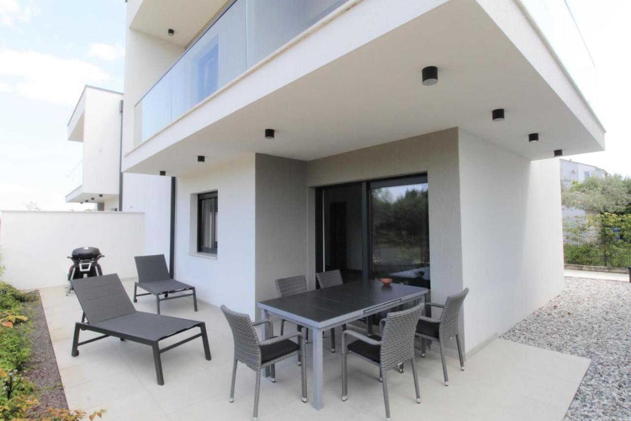 House Andrej, Entire semi-detached house with a terrace, parking, 400 m from beach - B&B