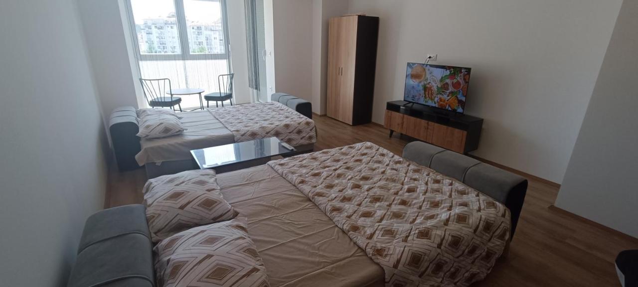 Deluxe Studio