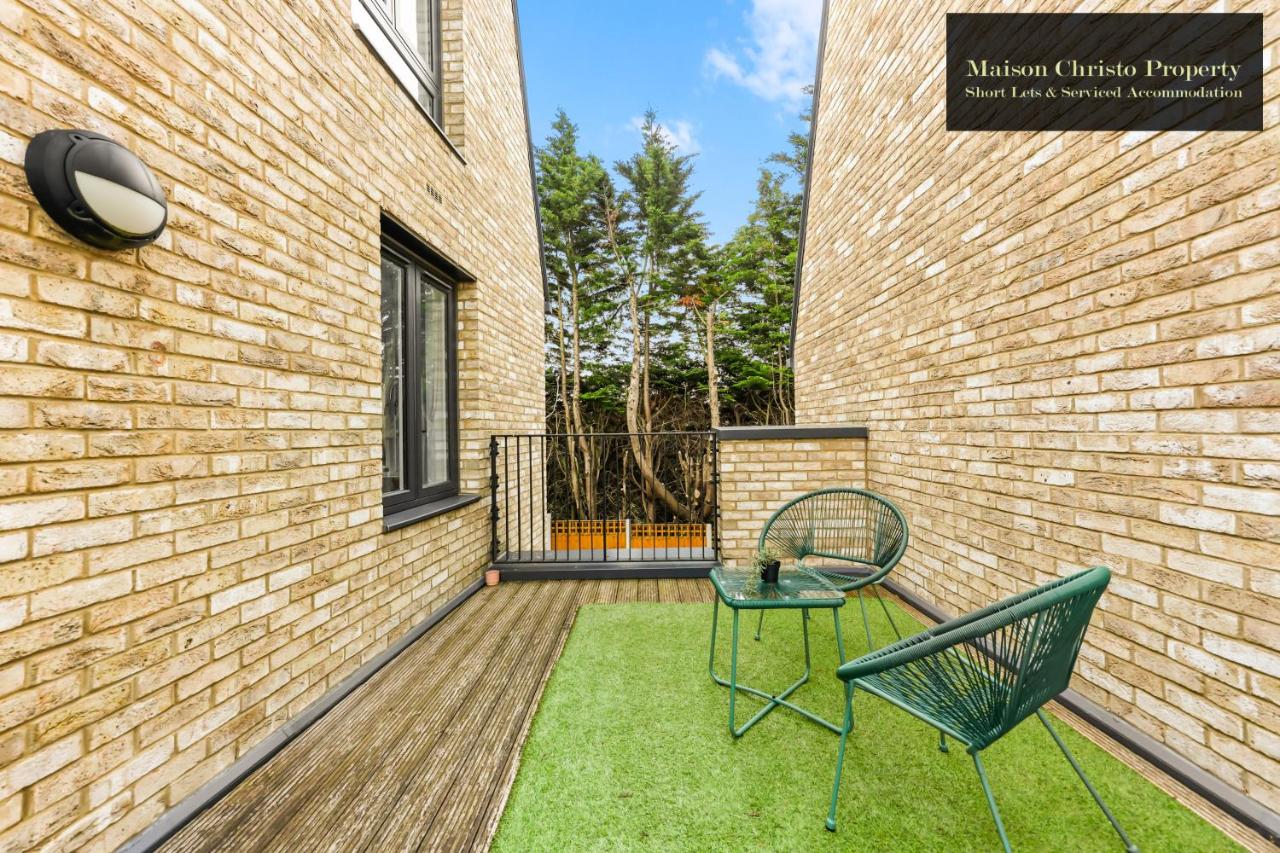 Dollis Valley 3Bedroom House Sleeps 8 in London With FREE PARKING By Maison Christo Property Short Lets & Serviced Accommodation - Ferienwohnung Barnet