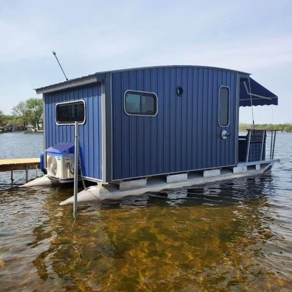 House boat on Fife Lake - B&B