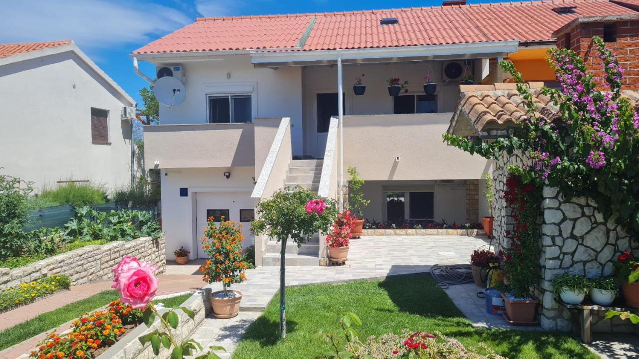 Apartman "Flower Garden" - Bed and Breakfast