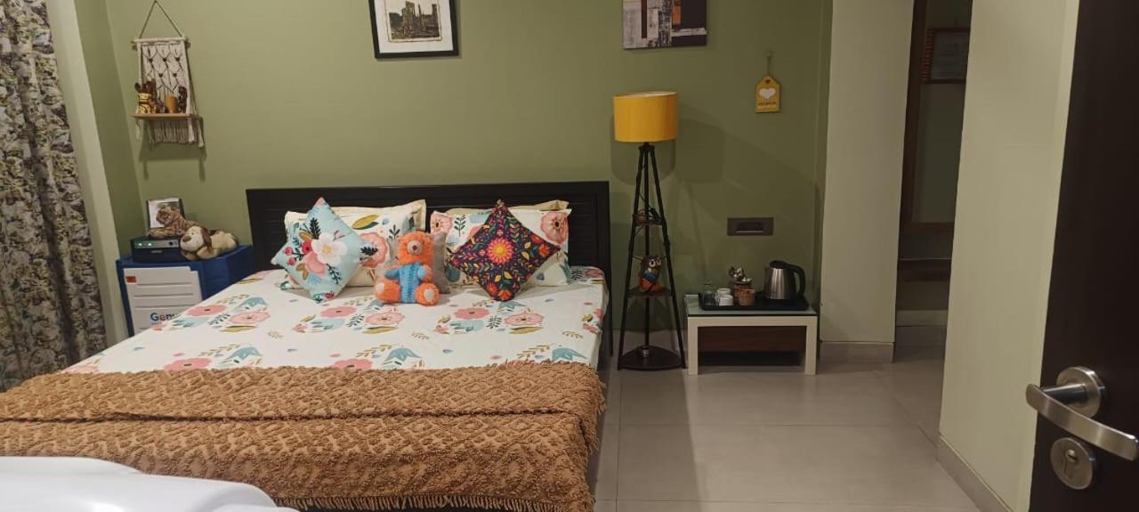 Riverside Palm Deluxe Double Room with AC in a house near Kamakhya and IHR - B&B Guwahati