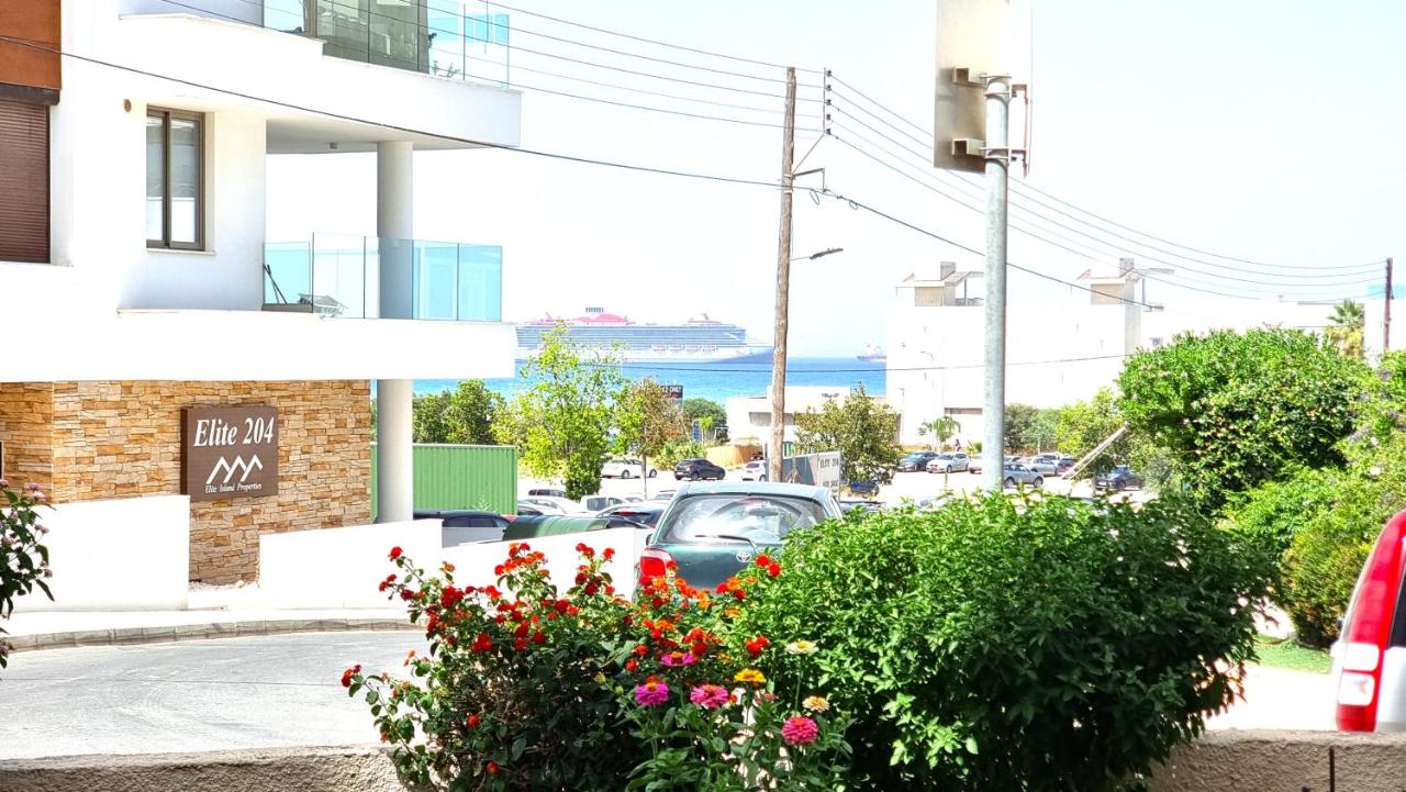 Stylish Studio - 2 Minutes from Kastella Beach - B&B