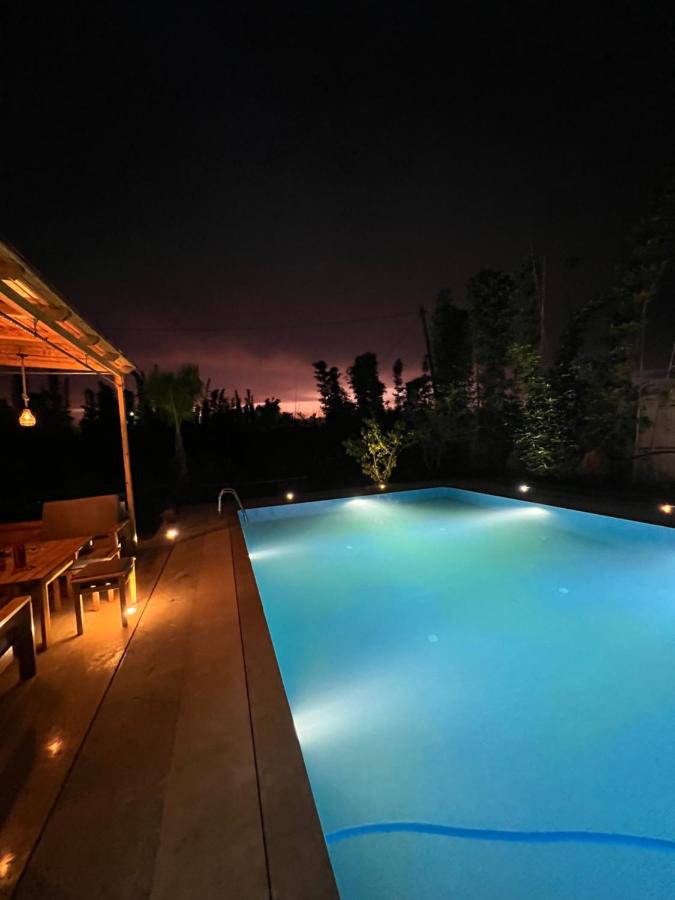 Al Nakheel - Ferme Spacieuse avec Grande Piscine Privée et Espace Vert - B&B