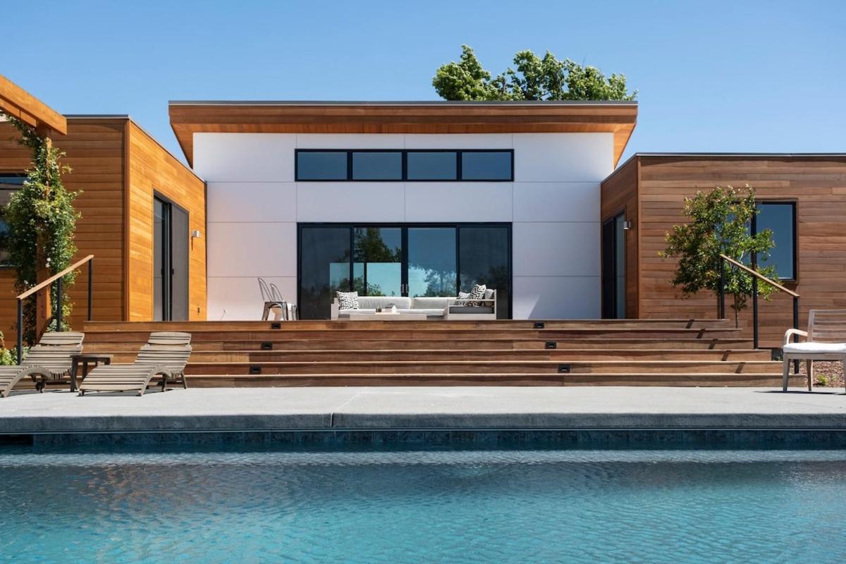 Luxury Villa Year-Round Heated Pool Hot Tub Fire Pit Lawn - B&B Kenwood