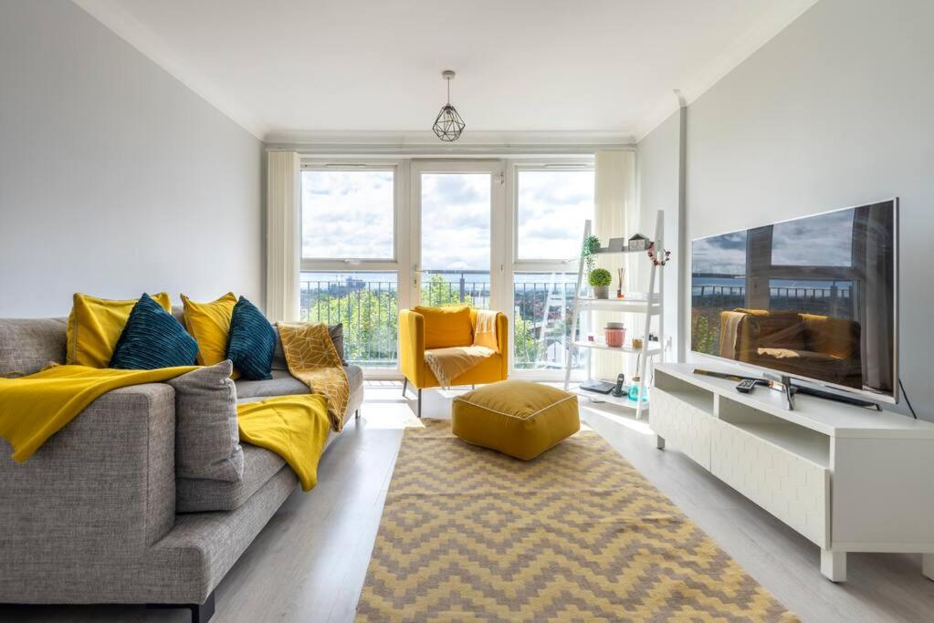 2-Bed Flat Next to Newbury Park Station - B&B