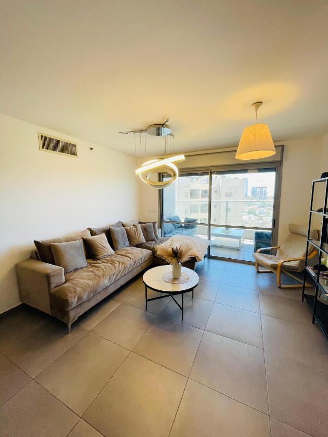 סאבלט בקומה גבוהה עם נוף מטריף לים בעיר נתניה - B&B Netanya