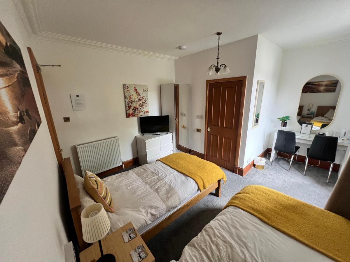 Twin Room with Shower