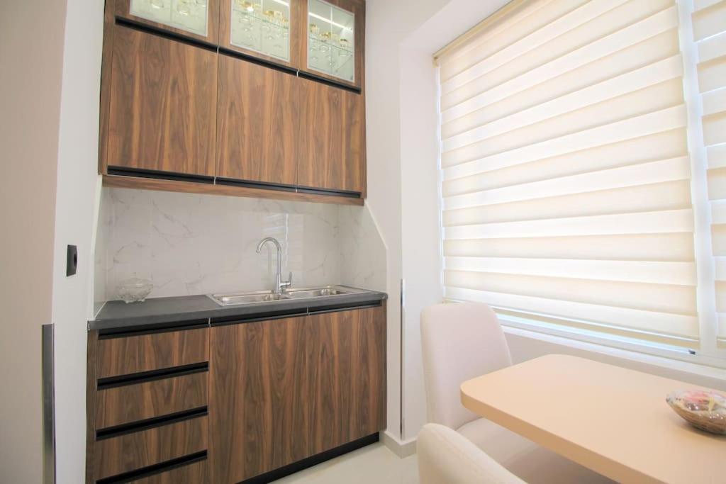 Deluxe Apartment Saranda - B&B