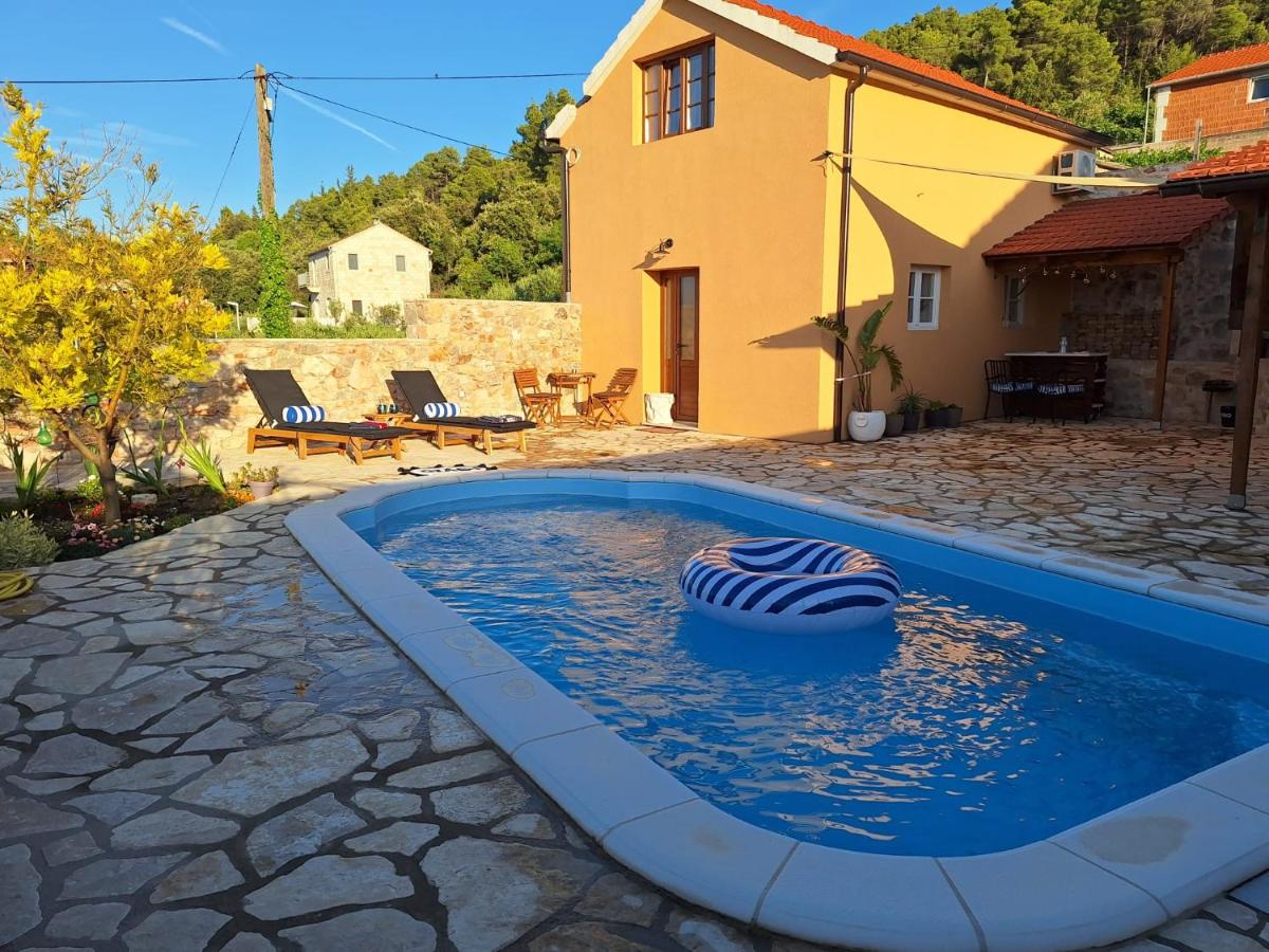Holiday house "Acacia", for two with pool, Dol - B&B Stari Grad