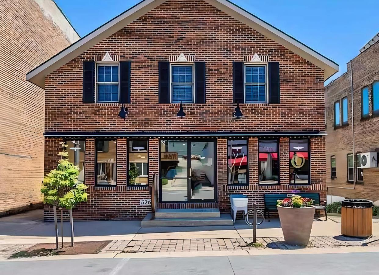 Spacious, Pet Friendly, in the Heart of Downtown - B&B New Glarus