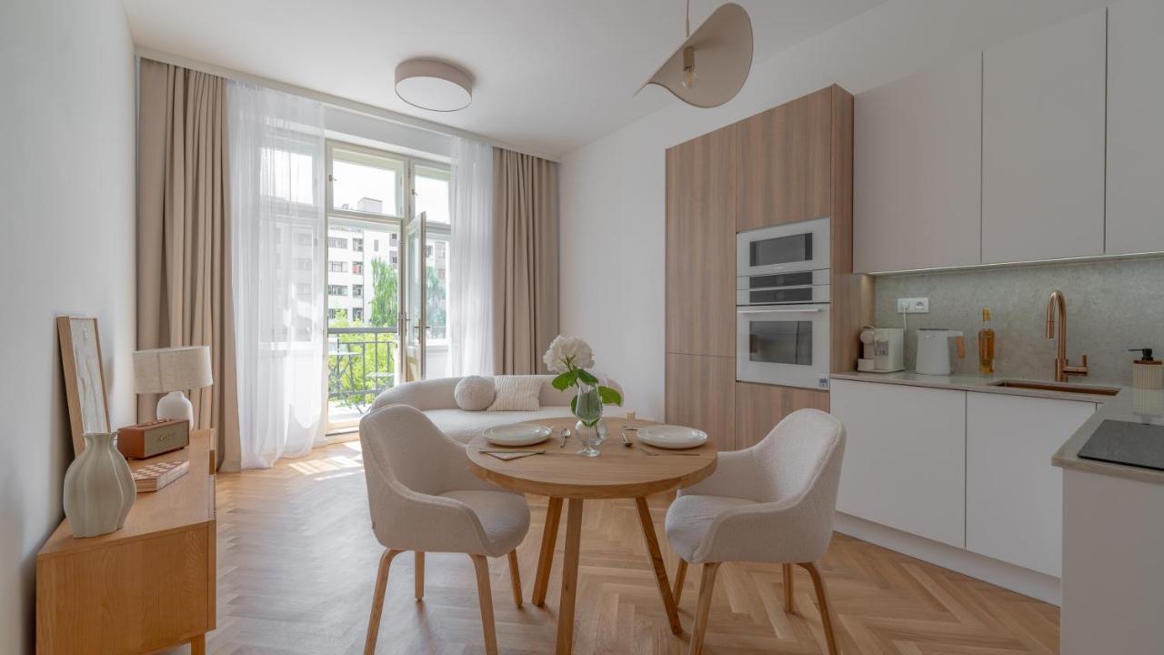 Apartment in the Clouds Letná - Luxury with Romantic Balconies in Quiet Centre of Prague - B&B Praga