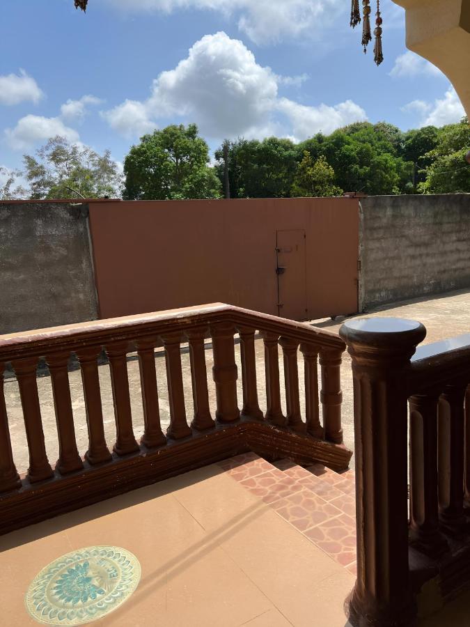 Yogi Home Stay Near Freetown Airport - B&B