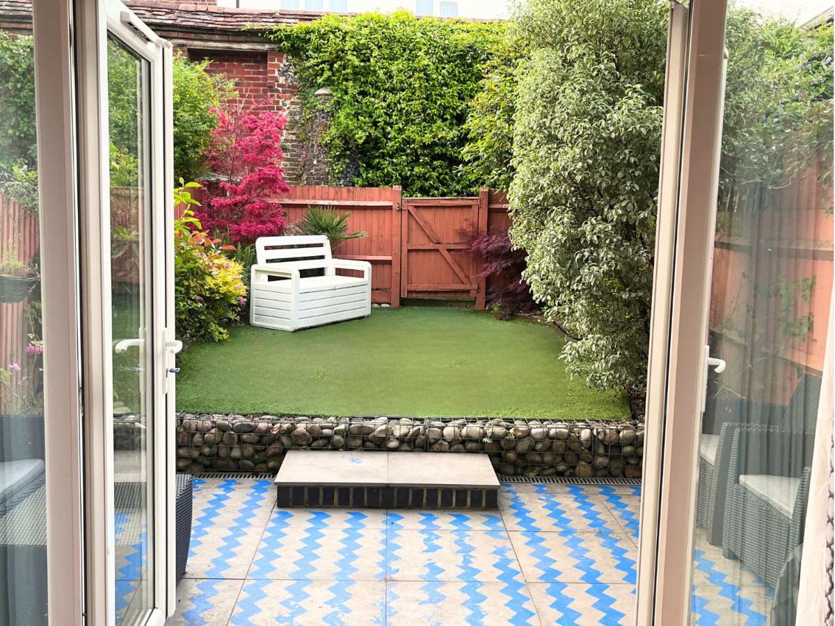 Jekyll's on Hyde - Spacious Town House - Central Winchester - Free Parking, Sleeps 5 - by XPlus Stays - B&B