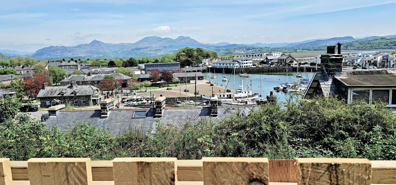 Harbour & Mountain Views, Porthmadog House, Sleeps 9, 4 Bedrooms, Two and Half Bathrooms - Chambres d'hôtes Porthmadog
