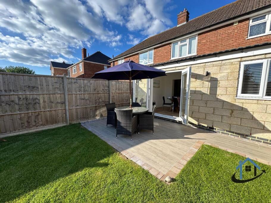 Beckleigh House, Kettering king or twin beds free parking x3 - B&B