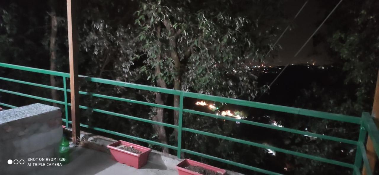 Oak Hill Cottage, in a wooded area valley view near Bakehouse and Chaar Dukaan - Bed and Breakfast Mussoorie